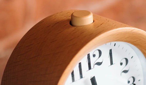 چه نوع چوبی برای ساخت ساعت دیواری چوبی مناسب است؟