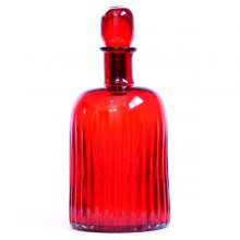 بطری شیشه ای استوانه شیاردار در حبابی بزرگ قرمز