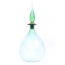 بطری شیشه ای موجدار در نیزه ای بلند سبز
