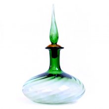بطری شیشه ای موجدار در نیزه ای پهن سبز