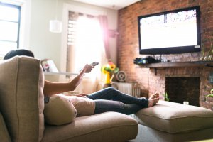 فاصله مناسب تلویزیون از مبلمان چقدر باشد؟